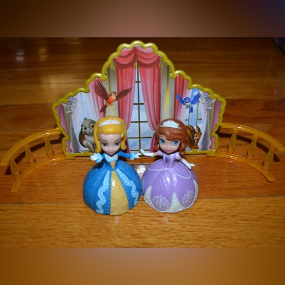 Disney Jr. Sofia the First Chutes & Ladders, figures, necklace - Picture 8 of 11